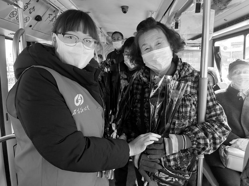 <strong>一束鮮花送“雷鋒” 志愿服務(wù)見真情  石家莊市公交集團(tuán)開展“鮮花上站臺(tái)、進(jìn)車廂”</strong>