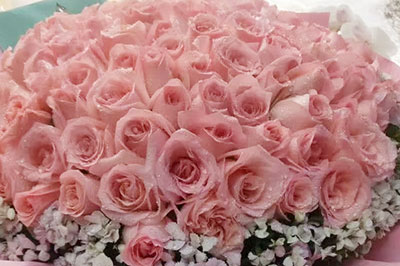 男生送玫瑰花卻沒當(dāng)面表白_男生表白居然只送一支玫瑰_男生送白玫瑰算表白嗎