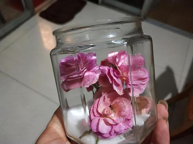 鮮花放干后變成干花_鮮花一直放會變干花嗎_鮮花變干花后怎么保存